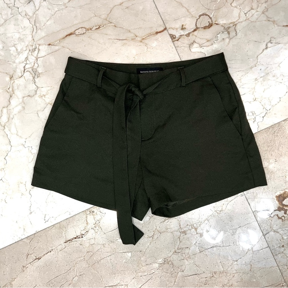 ARMY/ MILITARY GREEN BANANA REPUBLIC SHORTS